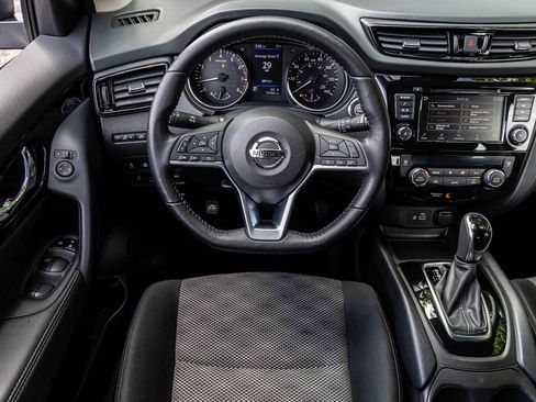 Certified 2022 Nissan Rogue Sport SV image 17