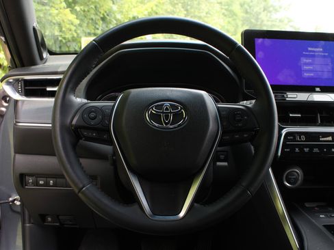 Used 2023 Toyota Venza XLE AWD/4WD image 11