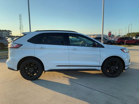 Used 2022 Ford Edge SE w/ Black Appearance Package image 9