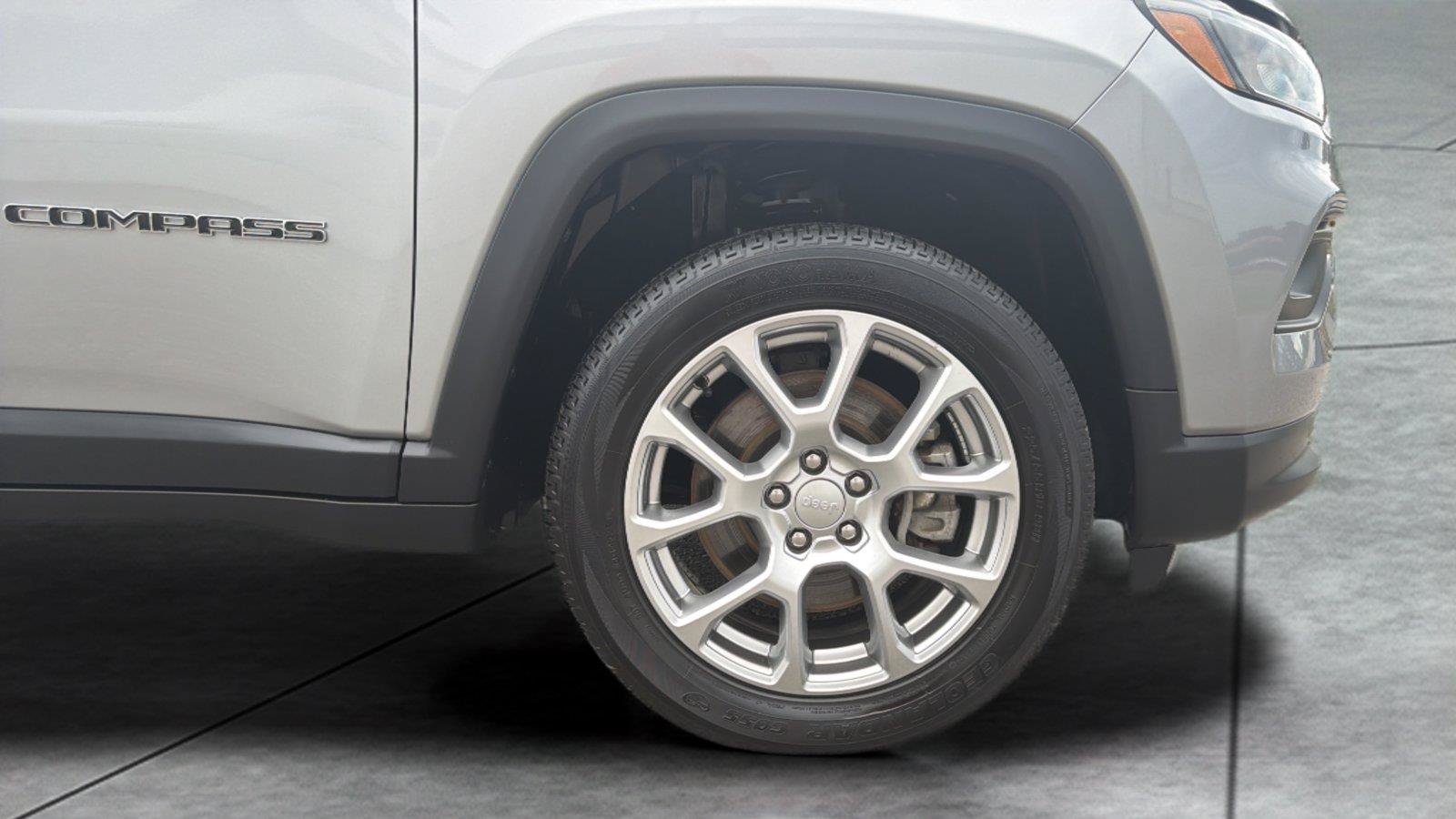Used 2023 Jeep Compass Latitude AWD/4WD image 24