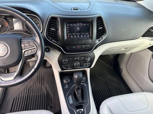 Used 2021 Jeep Cherokee Latitude Plus AWD/4WD image 8