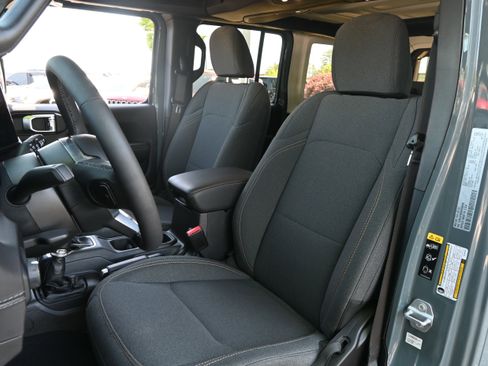 Used 2025 Jeep Wrangler Unlimited Sahara AWD/4WD image 16