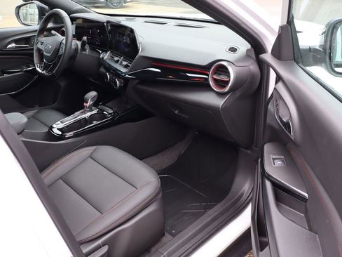 Used 2025 Chevrolet Trax RS w/ Sunroof Package image 45