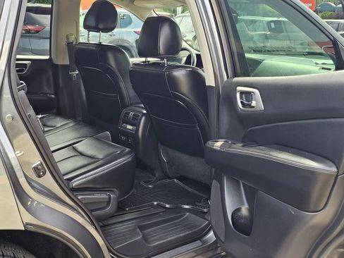 Used 2020 Nissan Pathfinder SL AWD/4WD image 16