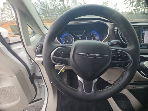 Used 2022 Chrysler Voyager LX image 7