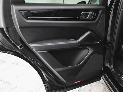 Used 2023 Porsche Cayenne image 12