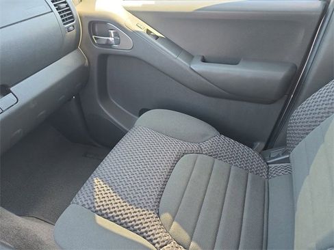 Used 2014 Nissan Frontier SV image 15
