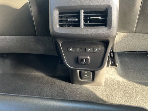 Used 2023 Chevrolet Equinox Premier image 16