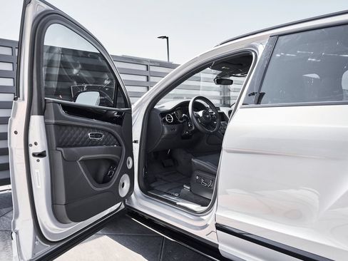Used 2025 Bentley Bentayga AWD/4WD image 30