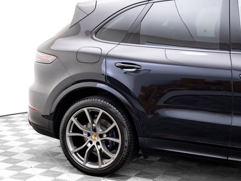 Certified 2022 Porsche Cayenne Platinum Edition image 33