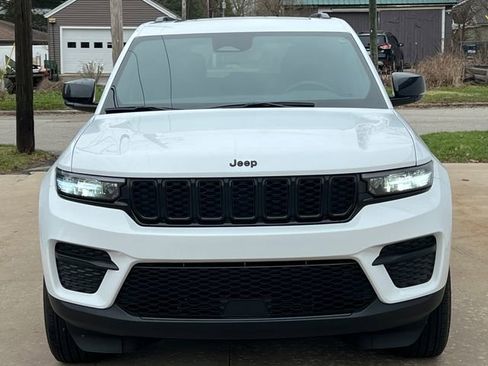 Used 2024 Jeep Grand Cherokee Altitude AWD/4WD image 42