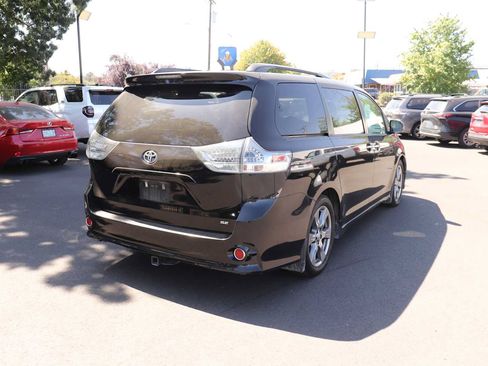 Used 2017 Toyota Sienna SE w/ SE Preferred Package FWD image 5