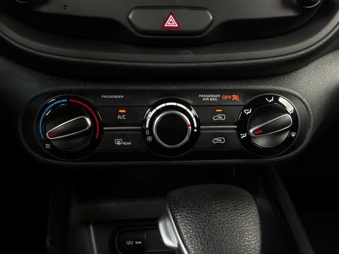 Used 2025 Kia Soul LX w/ LX Technology Package FWD image 25