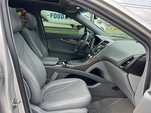 Used 2019 Lincoln Nautilus Reserve FWD image 12