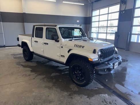 Used 2024 Jeep Gladiator Willys image 2