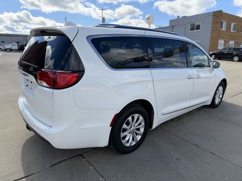Used 2018 Chrysler Pacifica Touring-L image 5