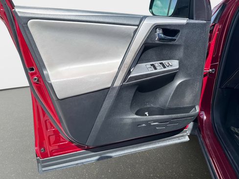 Used 2018 Toyota RAV4 XLE image 15