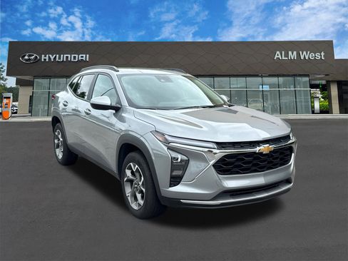 Used 2025 Chevrolet Trax LT w/ LT Convenience Package FWD image 3