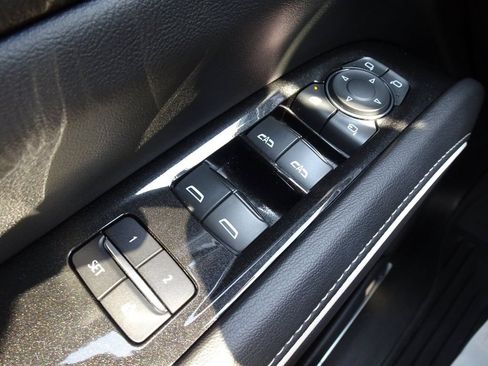Used 2022 Cadillac Escalade ESV Premium Luxury AWD/4WD image 22