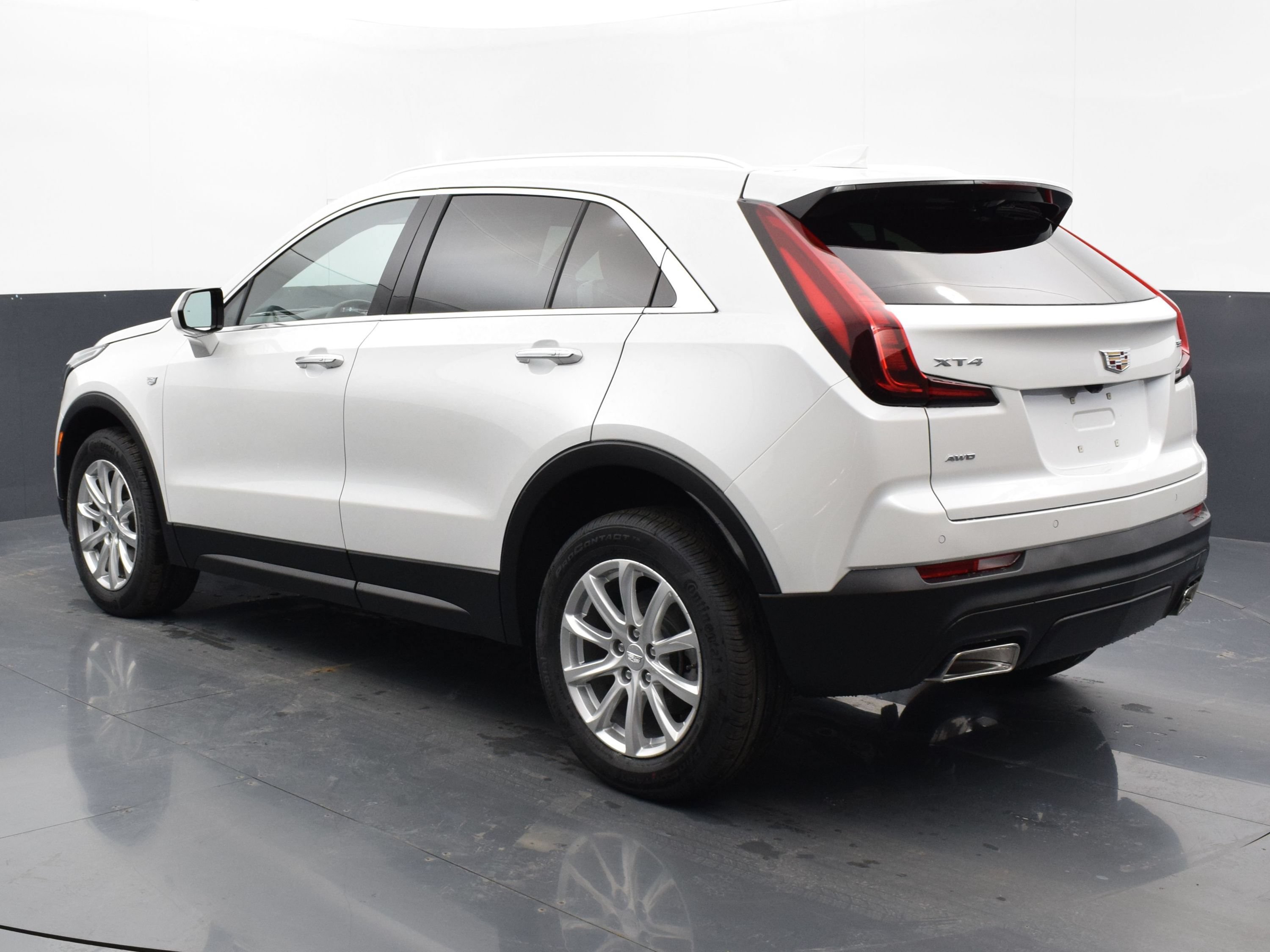 Used 2023 Cadillac XT4 Luxury w/ Cold Weather Package AWD/4WD image 3