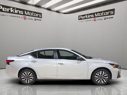 Used 2024 Nissan Altima 2.5 SV AWD/4WD image 6