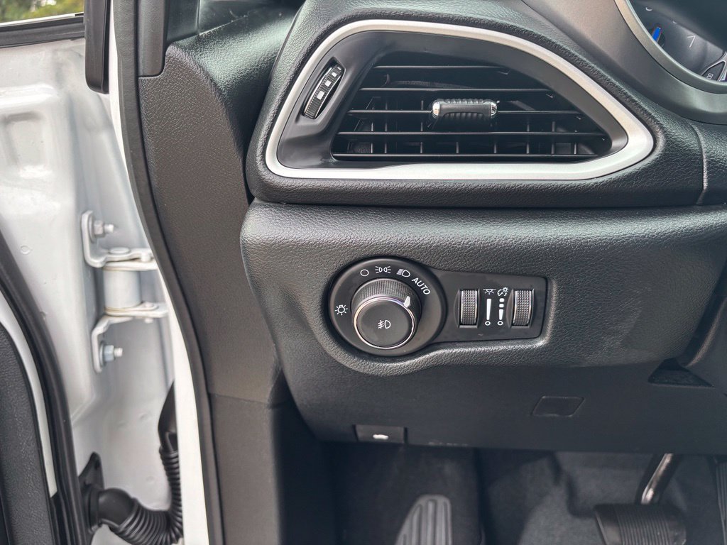 Used 2025 Chrysler Pacifica Select FWD image 28