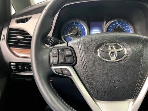 Used 2017 Toyota Sienna Limited image 22
