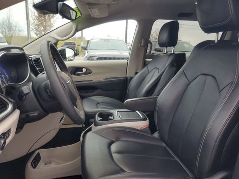 Used 2024 Chrysler Pacifica Touring-L FWD image 12