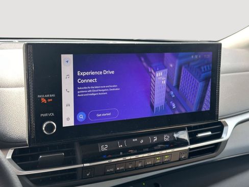 Used 2025 Toyota Sienna XLE FWD image 11