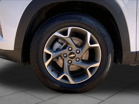 Used 2025 Chevrolet Trax LT FWD image 11