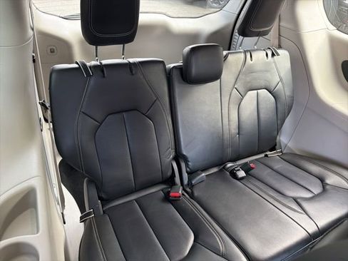 Used 2024 Chrysler Pacifica Select image 14