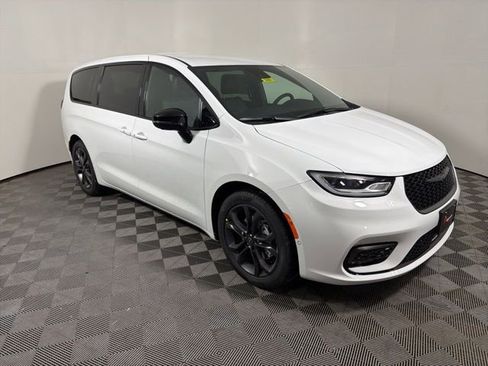 New 2026 Chrysler Pacifica Select image 1