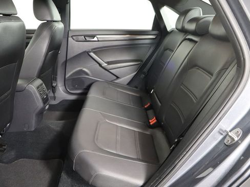 Used 2022 Volkswagen Passat 2.0T R-Line image 17