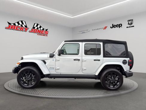 Used 2024 Jeep Wrangler Unlimited Sahara w/ Technology Group AWD/4WD image 3