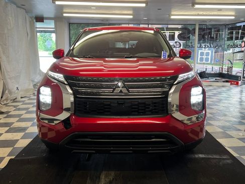 Used 2022 Mitsubishi Outlander ES AWD/4WD image 2