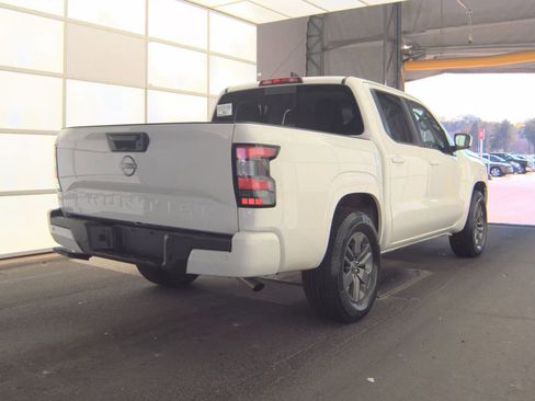 Used 2025 Nissan Frontier SV image 3