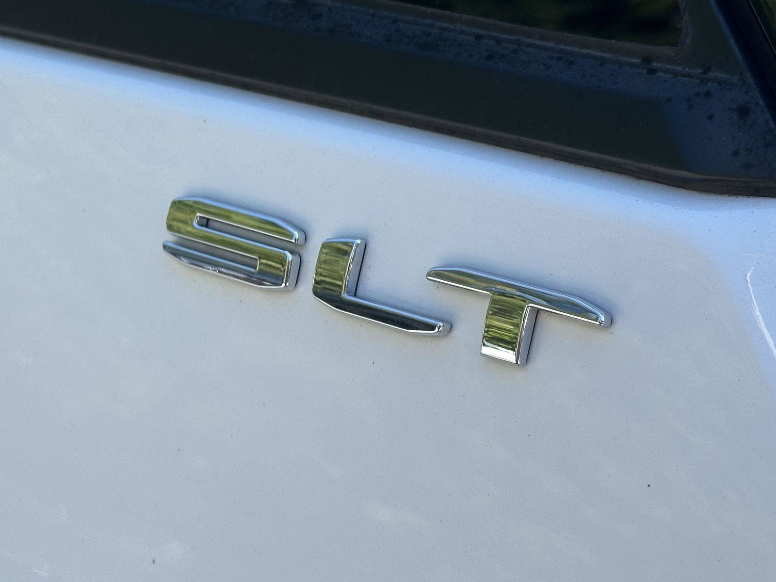 Used 2023 GMC Terrain SLT w/ Tech Package FWD image 10