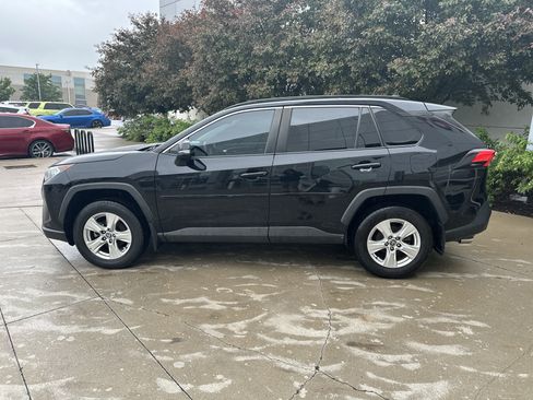 Used 2021 Toyota RAV4 XLE w/ Convenience Package AWD/4WD image 9