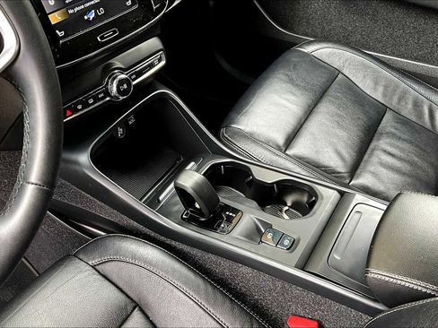 Used 2022 Volvo XC40 T5 Momentum image 16