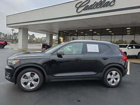 Used 2022 Volvo XC40 T5 Momentum image 2