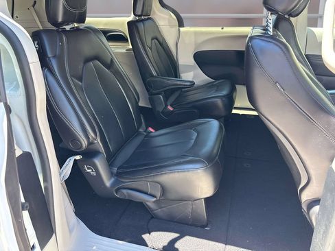 Used 2023 Chrysler Pacifica Touring-L FWD image 19