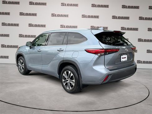 Used 2021 Toyota Highlander XLE image 3