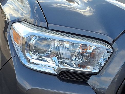 Used 2019 Toyota Tacoma SR image 9