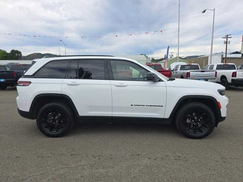 Used 2024 Jeep Grand Cherokee Altitude AWD/4WD image 6