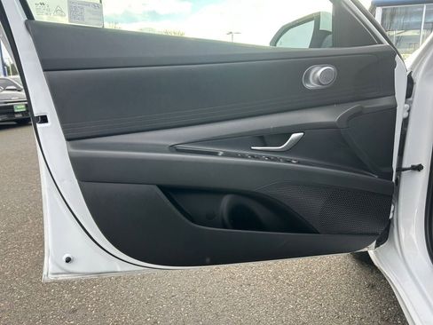 Certified 2025 Hyundai Elantra SE image 22