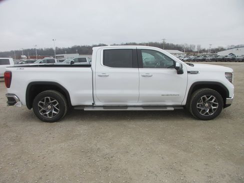 New 2026 GMC Sierra 1500 SLT image 3