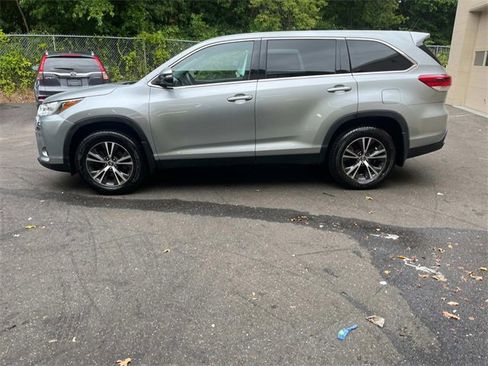Used 2019 Toyota Highlander LE image 10
