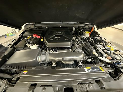 Used 2023 Jeep Wrangler Unlimited Sahara w/ Cold Weather Group AWD/4WD image 34