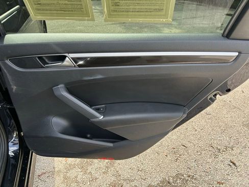 Used 2018 Volkswagen Passat 3.6 FWD image 45