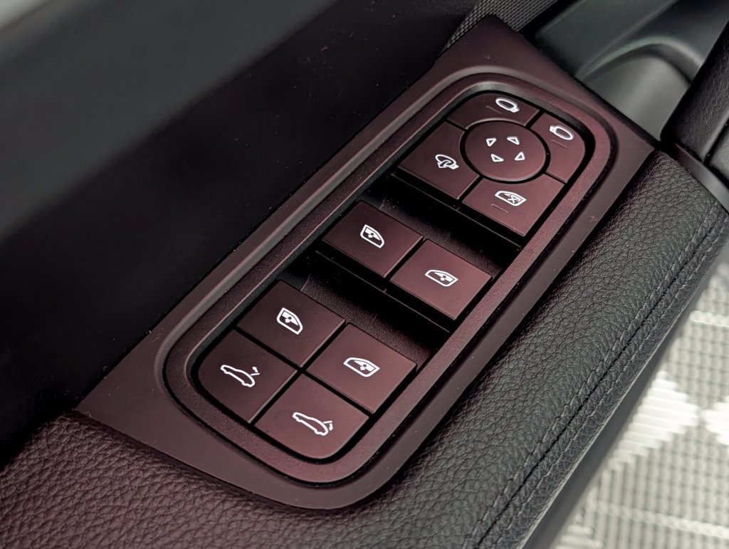 Certified 2024 Porsche Cayenne Coupe AWD/4WD image 25